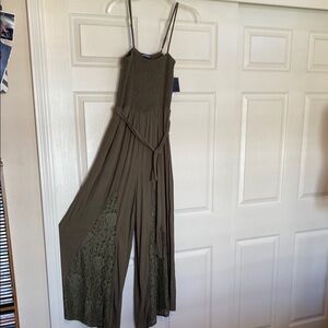 Chic Green Sleeveless Jumpsuit with Tie Waist